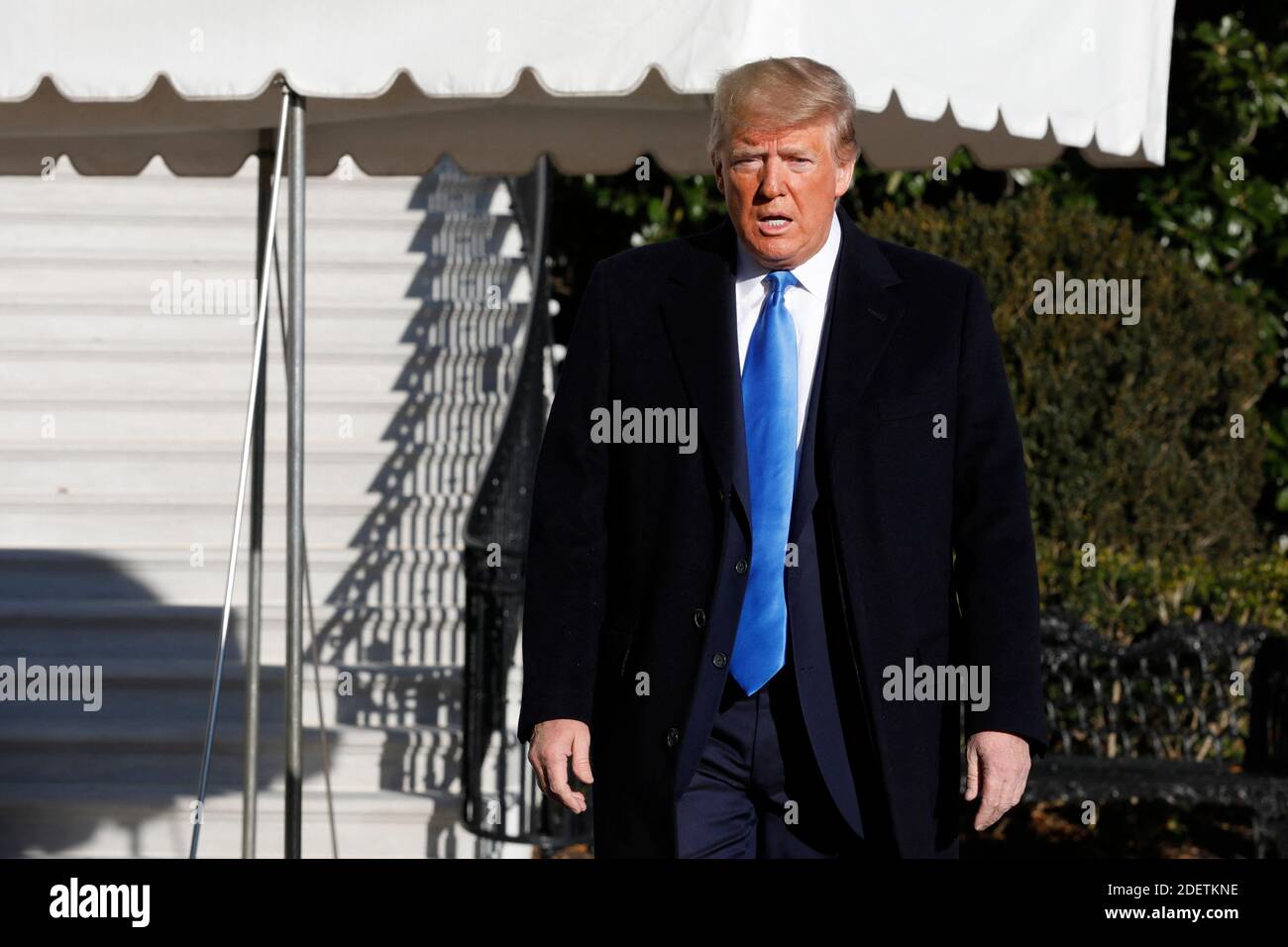 Une ombre du président américain Donald Trump sort de la Maison Blanche à Washington avant son départ à fort Lauderdale, en Floride, le 7 décembre 2019. Trump va faire des remarques lors du dîner des hommes d'État du Parti républicain de Floride et du Conseil national israélien américain. Photo de Yuri Gripas/ABACAPRESS.COM Banque D'Images