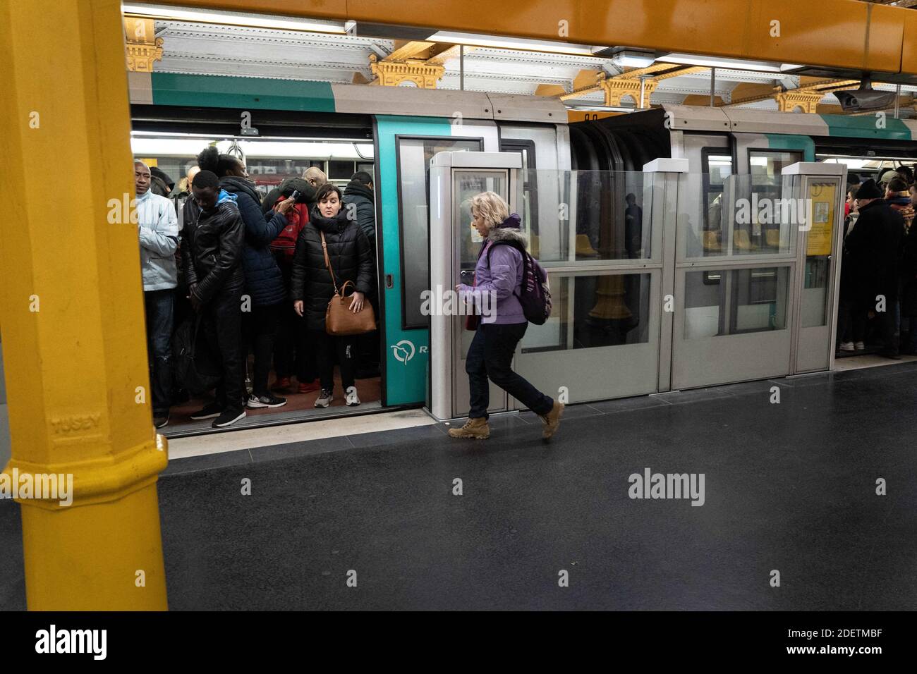 Paris Metro Station Gare De Lyon Banque D Image Et Photos Alamy