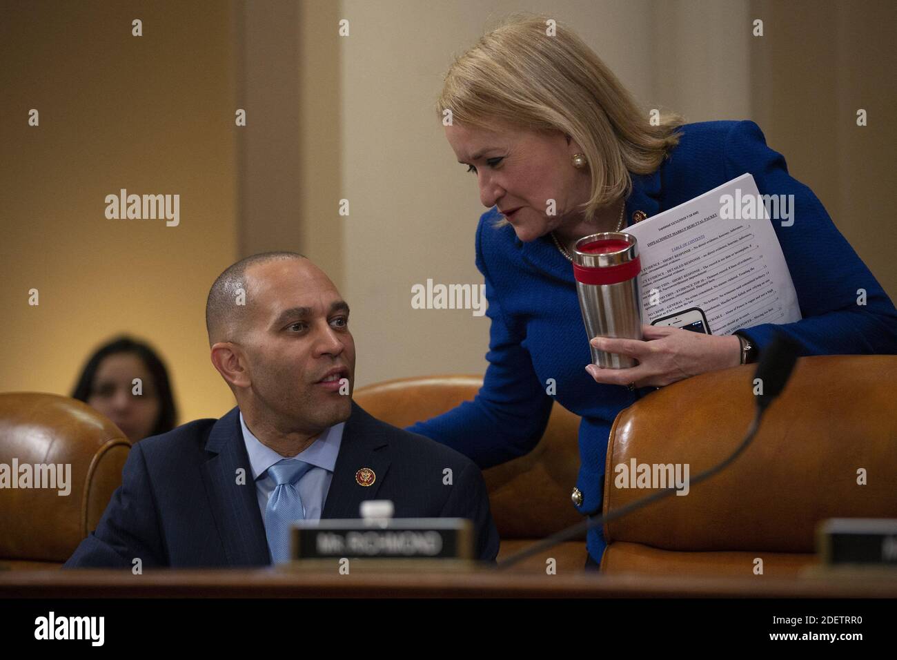 Le représentant des États-Unis, Hakeem Jeffries (démocrate de New York), s’adresse à la représentante des États-Unis, Sylvia Garcia (démocrate du Texas), lorsqu’ils arrivent à la Commission de la Chambre des représentants sur la majoration judiciaire de la résolution 755 de la Chambre des représentants, articles de procédure d’impeachment contre le président Donald J. Trump, Dans le bâtiment du bureau de Longworth House à Washington, DC, le jeudi 12 décembre 2019. Photo de Stefani Reynolds/CNP/ABACAPRESS.COM Banque D'Images