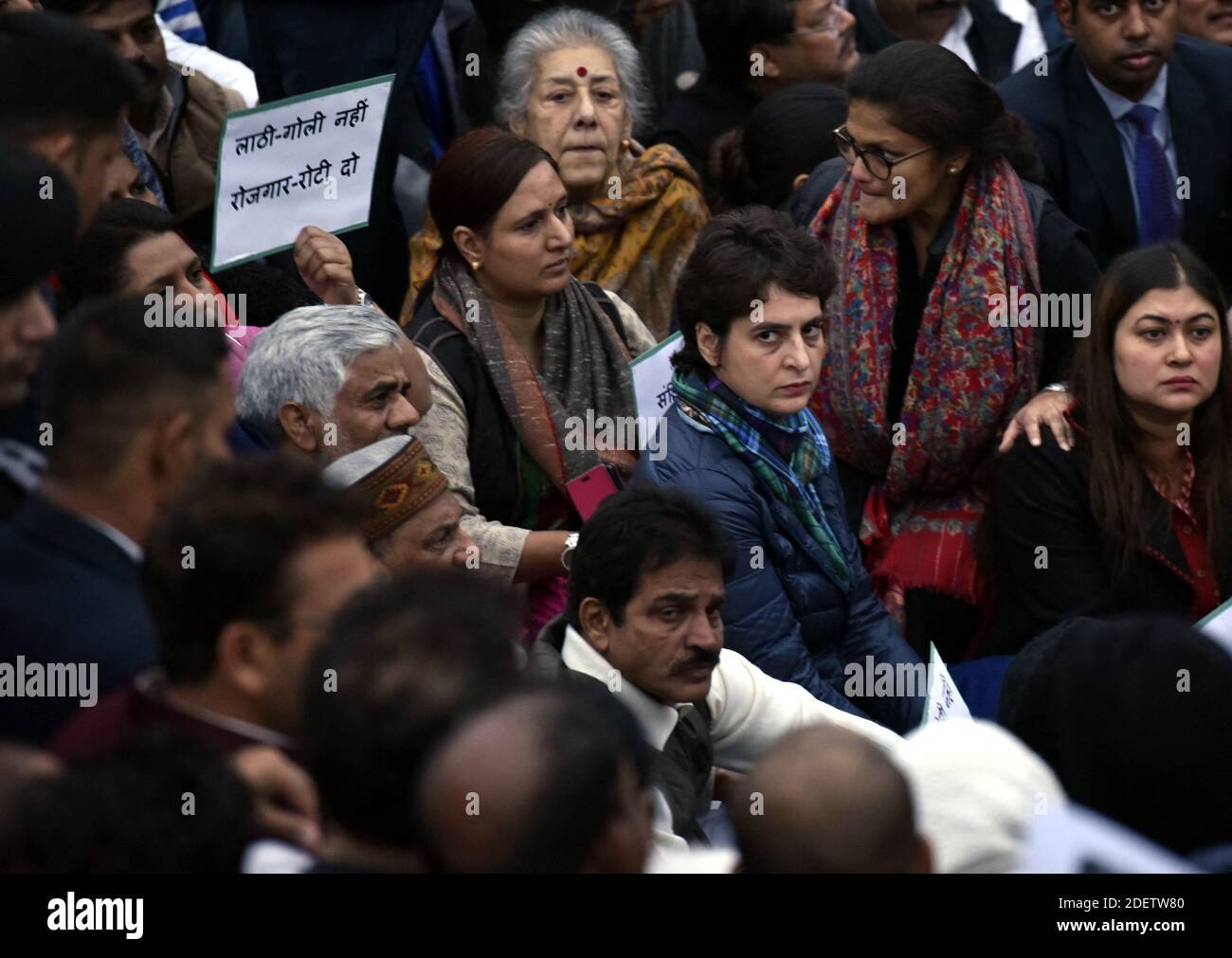 Priyanka Gandhi Vadra, Secrétaire général du Congrès, avec les chefs de parti et d'autres étapes a dharna en protestation contre la loi sur l'amendement de la citoyenneté (CAA) et le dimanche présumé répression policière dans la Jamia Millia Islamia, en Inde Date à New Delhi, le lundi 16 décembre 2019 . Photo d'Akash Anshuman/ABACAPRESS.COM Banque D'Images