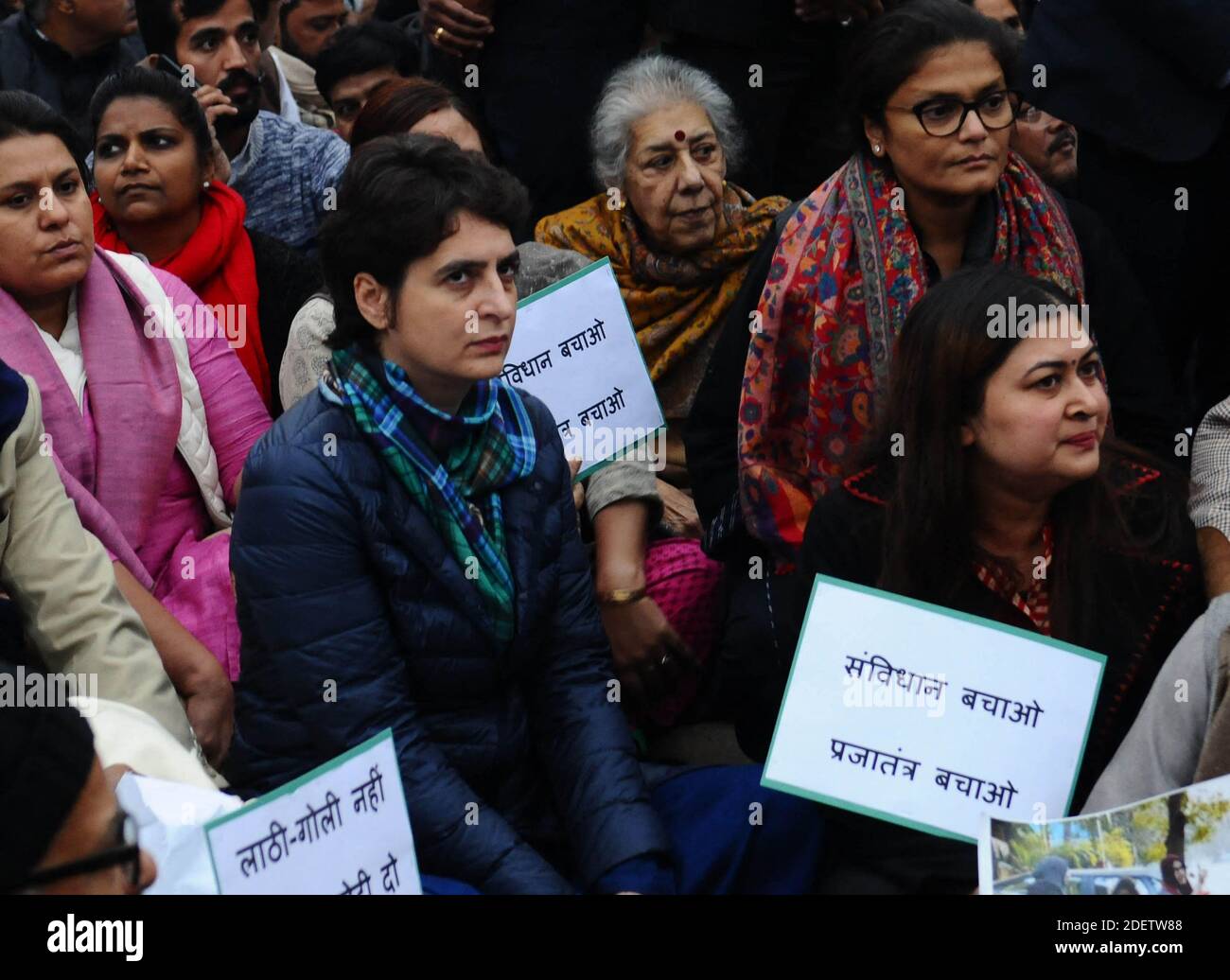 Priyanka Gandhi Vadra, Secrétaire général du Congrès, avec les chefs de parti et d'autres étapes a dharna en protestation contre la loi sur l'amendement de la citoyenneté (CAA) et le dimanche présumé répression policière dans la Jamia Millia Islamia, en Inde Date à New Delhi, le lundi 16 décembre 2019 . Photo d'Akash Anshuman/ABACAPRESS.COM Banque D'Images