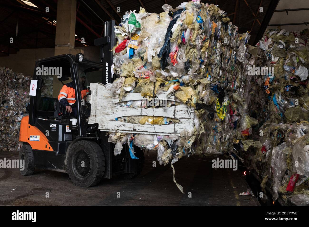 Le déchargement du chariot rempli de balles de déchets en plastique prendra presque une heure pour le travailleur qui a un chariot élévateur. Ils seront la matière première de Machaon dans le processus de fabrication des billes en plastique. Ils le reçoivent principalement de la France, mais aussi de l'Allemagne et de la Belgique. Chalons-en-Champagne, France, 12 décembre 2019. Photo de Daniel Derajinski/ABACAPRESS.COM Banque D'Images