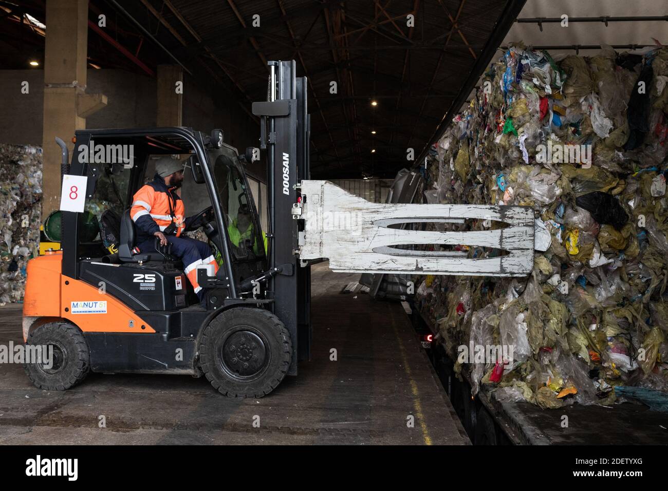 Le déchargement du chariot rempli de balles de déchets en plastique prendra presque une heure pour le travailleur qui a un chariot élévateur. Ils seront la matière première de Machaon dans le processus de fabrication des billes en plastique. Ils le reçoivent principalement de la France, mais aussi de l'Allemagne et de la Belgique. Chalons-en-Champagne, France, 12 décembre 2019. Photo de Daniel Derajinski/ABACAPRESS.COM Banque D'Images