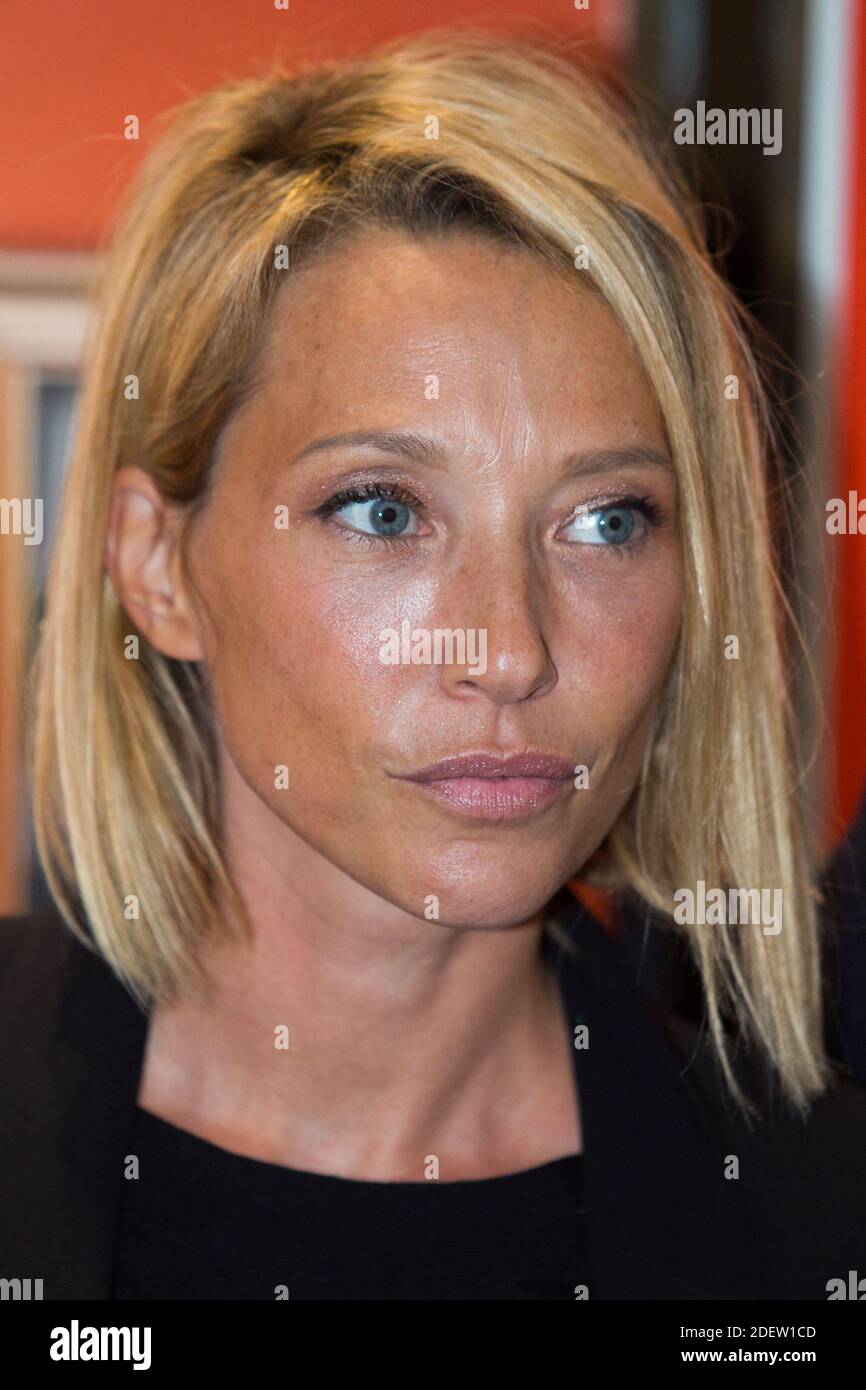 Laura Smet arrive à la première du film « la Sainte famille » à l'UGC