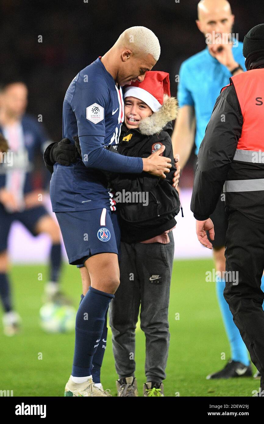 Kylian Mbappe de Paris Saint-Germain avec un enfant qui a envahi
