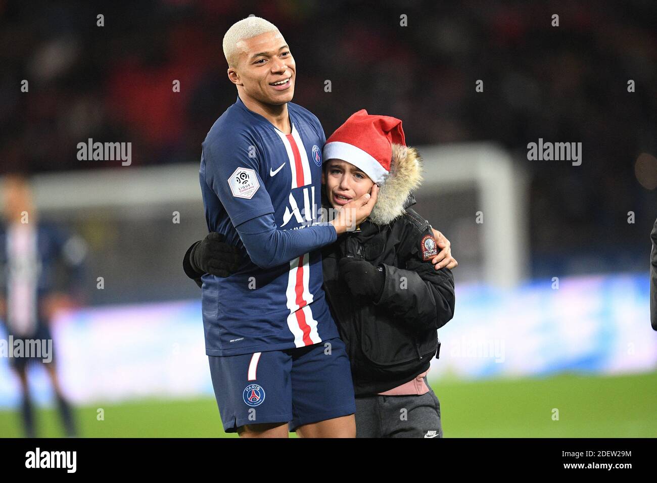 Kylian Mbappe de Paris Saint-Germain avec un enfant qui a envahi le terrain lors du match de la Ligue 1 entre Paris Saint Germain (PSG) et Amiens au Parc des Princes le 21 décembre 2019 à Paris, France. Photo de David Niviere/ABACAPRESS.COM Banque D'Images