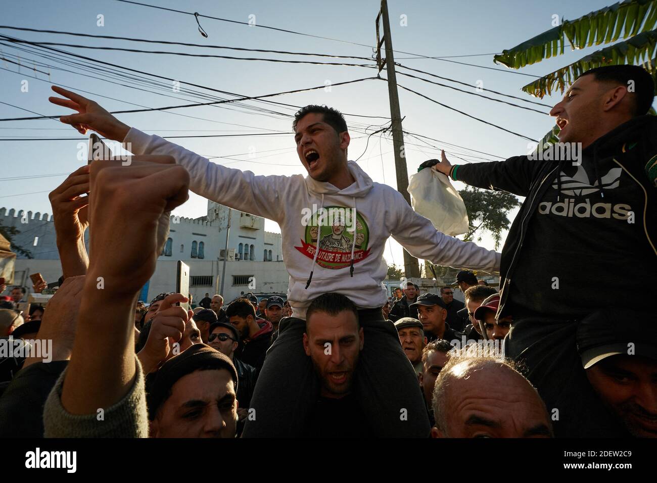 Treize militants anti-gouvernementaux du mouvement Hirak, arrêtés le 21 juin pour avoir agité le drapeau amazigh (ou Berber), célèbrent avec leurs partisans et leurs proches, libérés de la prison El Harrach à Alger, en Algérie, le 2019 décembre. Photo de Louiza Ammi/ABACAPRESS.COM Banque D'Images