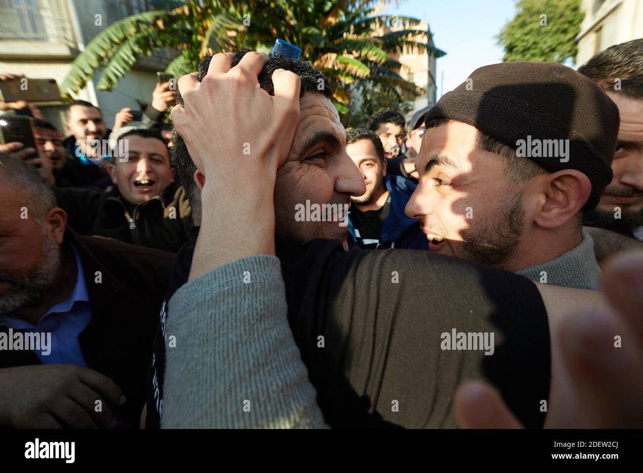 Treize militants anti-gouvernementaux du mouvement Hirak, arrêtés le 21 juin pour avoir agité le drapeau amazigh (ou Berber), célèbrent avec leurs partisans et leurs proches, libérés de la prison El Harrach à Alger, en Algérie, le 2019 décembre. Photo de Louiza Ammi/ABACAPRESS.COM Banque D'Images