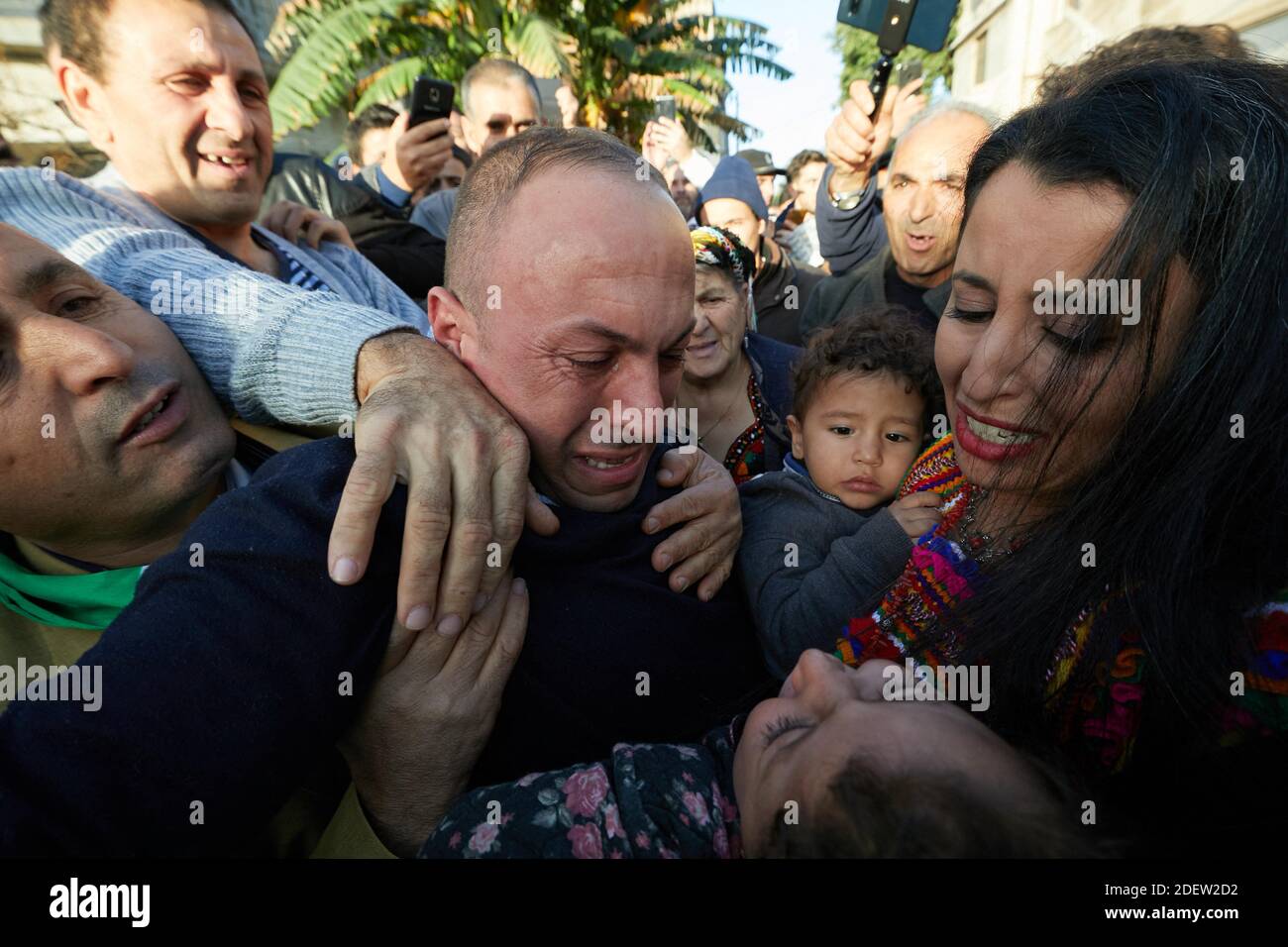 Treize militants anti-gouvernementaux du mouvement Hirak, arrêtés le 21 juin pour avoir agité le drapeau amazigh (ou Berber), célèbrent avec leurs partisans et leurs proches, libérés de la prison El Harrach à Alger, en Algérie, le 2019 décembre. Photo de Louiza Ammi/ABACAPRESS.COM Banque D'Images