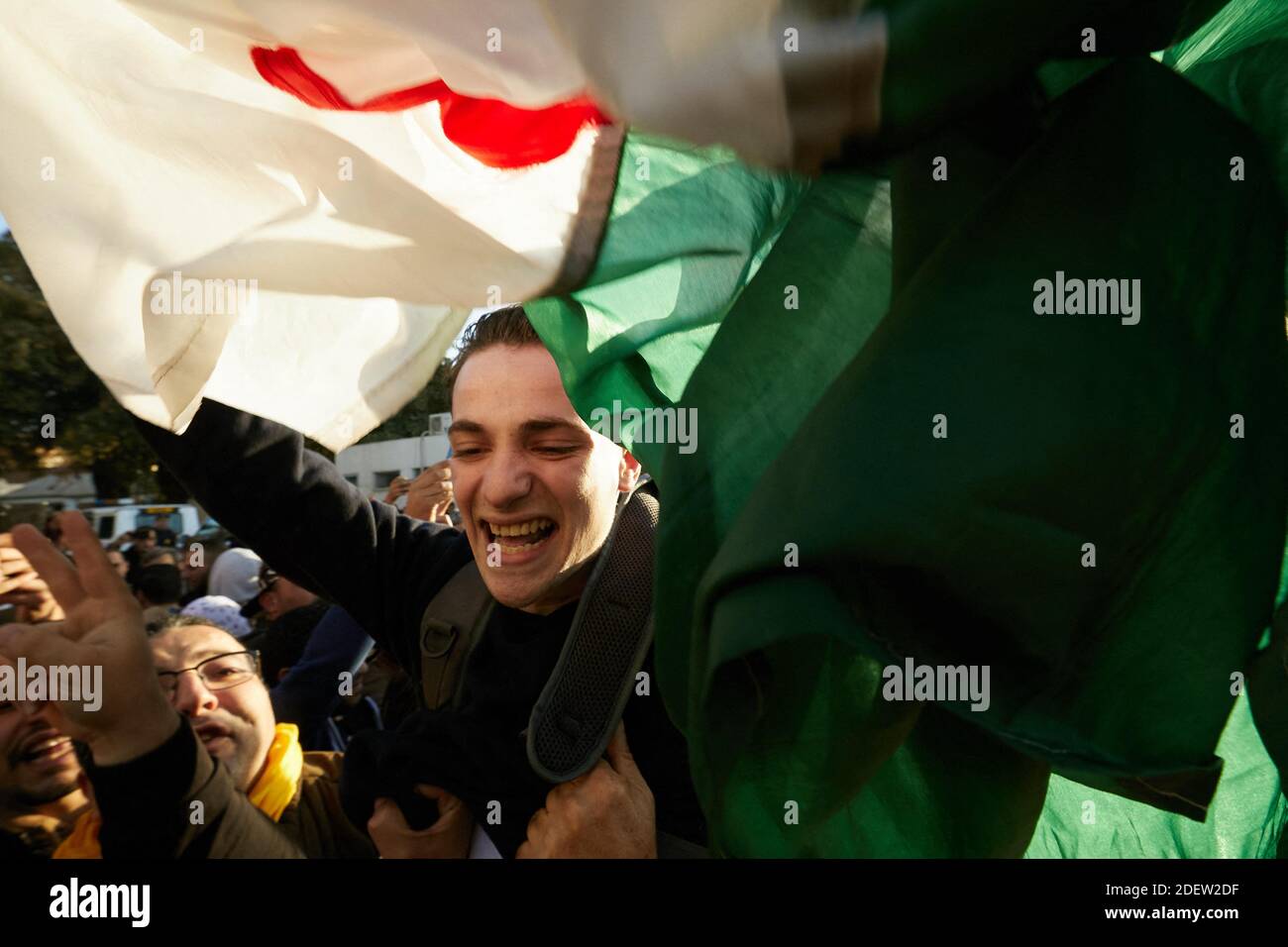 Treize militants anti-gouvernementaux du mouvement Hirak, arrêtés le 21 juin pour avoir agité le drapeau amazigh (ou Berber), célèbrent avec leurs partisans et leurs proches, libérés de la prison El Harrach à Alger, en Algérie, le 2019 décembre. Photo de Louiza Ammi/ABACAPRESS.COM Banque D'Images