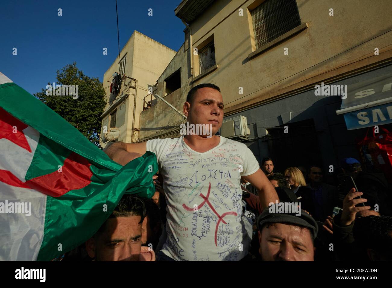 Treize militants anti-gouvernementaux du mouvement Hirak, arrêtés le 21 juin pour avoir agité le drapeau amazigh (ou Berber), célèbrent avec leurs partisans et leurs proches, libérés de la prison El Harrach à Alger, en Algérie, le 2019 décembre. Photo de Louiza Ammi/ABACAPRESS.COM Banque D'Images