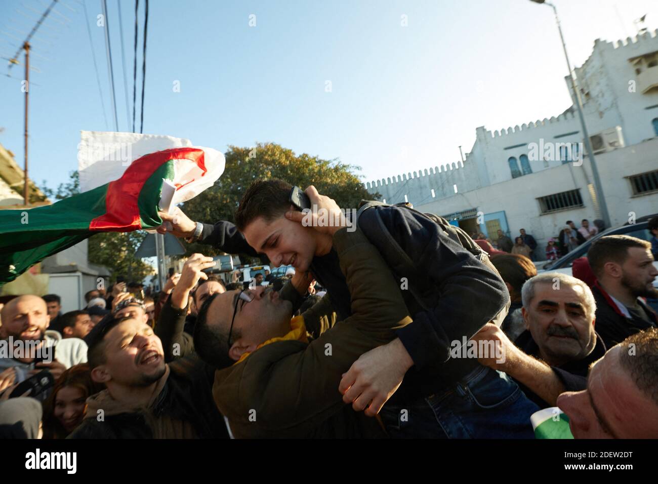 Treize militants anti-gouvernementaux du mouvement Hirak, arrêtés le 21 juin pour avoir agité le drapeau amazigh (ou Berber), célèbrent avec leurs partisans et leurs proches, libérés de la prison El Harrach à Alger, en Algérie, le 2019 décembre. Photo de Louiza Ammi/ABACAPRESS.COM Banque D'Images