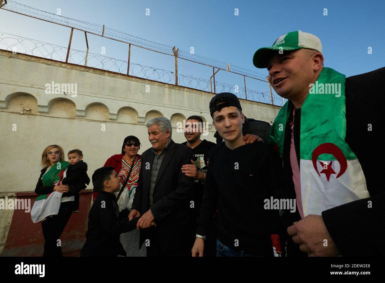 Treize militants anti-gouvernementaux du mouvement Hirak, arrêtés le 21 juin pour avoir agité le drapeau amazigh (ou Berber), célèbrent avec leurs partisans et leurs proches, libérés de la prison El Harrach à Alger, en Algérie, le 2019 décembre. Photo de Louiza Ammi/ABACAPRESS.COM Banque D'Images
