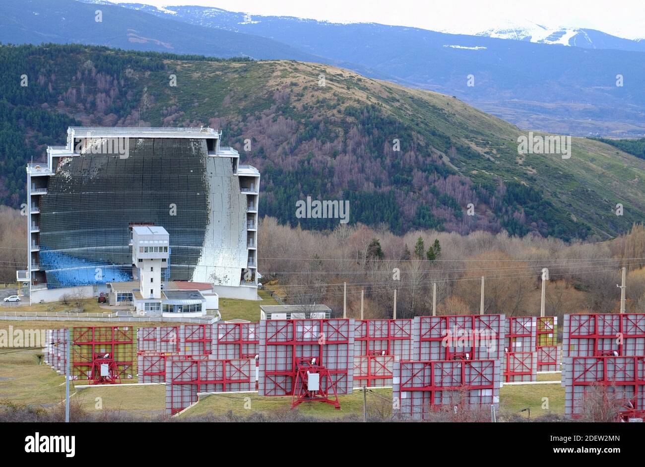 Le grand four solaire d'Odeillo près de font Romeu. Le four solaire utilise  2 réflexions par miroir pour fonctionner à haute température. L'énergie  solaire est collectée en suivant en permanence le mouvement