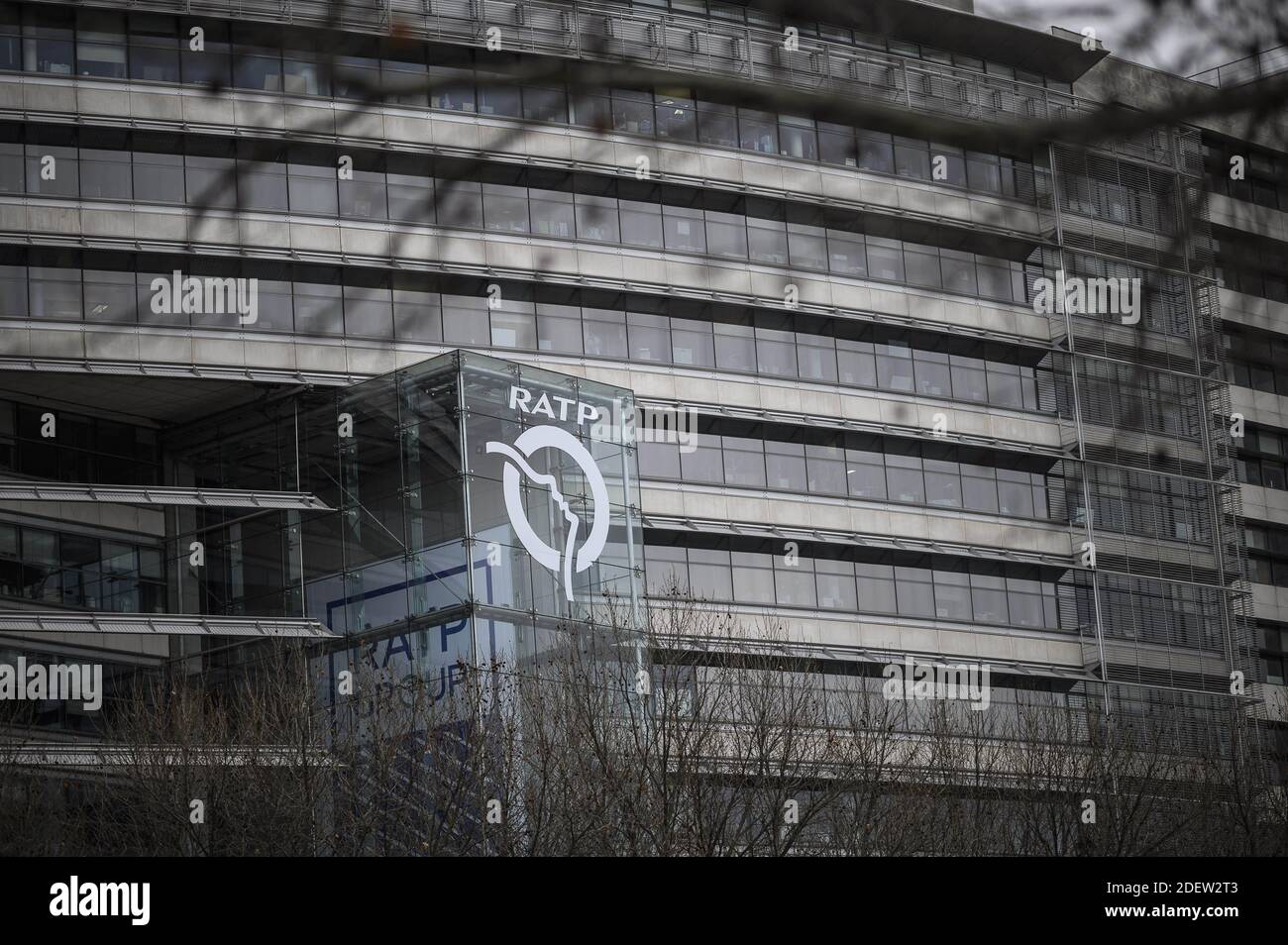 Illustration Siège de la RATP ( HQ ) le 27 décembre 2019 à Paris lors d'une grève des transports publics. Tous les syndicats de la RATP, l'autorité parisienne des transports qui gère les lignes de métro de la capitale, ont entamé une grève le 5 décembre pour protester contre la réforme des régimes de retraite et la fin de leurs régimes spéciaux. Photo par Eliot Blondt/ABACAPRESS.COM Banque D'Images