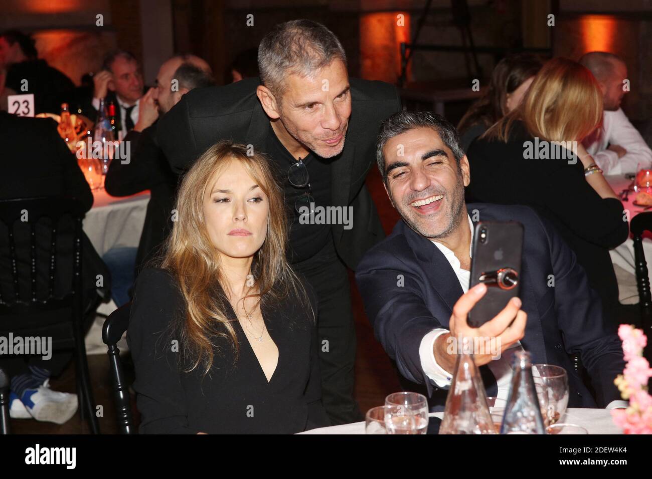 Elodie Fontan Et Ary Abittan En Couple Exclusif - Elodie Fontan, Medi Sadoun et Ary Abittan participant à la 27e  cérémonie de remise des prix Trophees du film Français au Palais Brongniart  à Paris, France, le 11 février 2020.