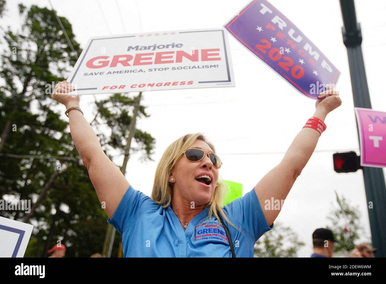 PAS DE FILM, PAS DE VIDÉO, PAS de TV, PAS DE DOCUMENTAIRE - photo de dossier datée du 9 octobre 2019, de Marjorie Taylor Greene, de Milton, à l'époque candidate au Congrès dans le sixième district, participe à un rassemblement de 'Stop impeachment now' devant le bureau de la Représentante Lucy McBath à Sandy Springs, GA, ÉTATS-UNIS. Les théoriciens de la conspiration ont remporté une victoire majeure le mardi 11 août 2020 en tant que partisan républicain du mouvement pro-Trump alambiqué QAnon, triomphé à la Chambre des représentants lors des élections de deuxième tour en Géorgie, tout en veillant à ce qu'elle représente une zone rouge au Congrès. Photo d'Elijah Nouvelage/The Atlanta Jour Banque D'Images