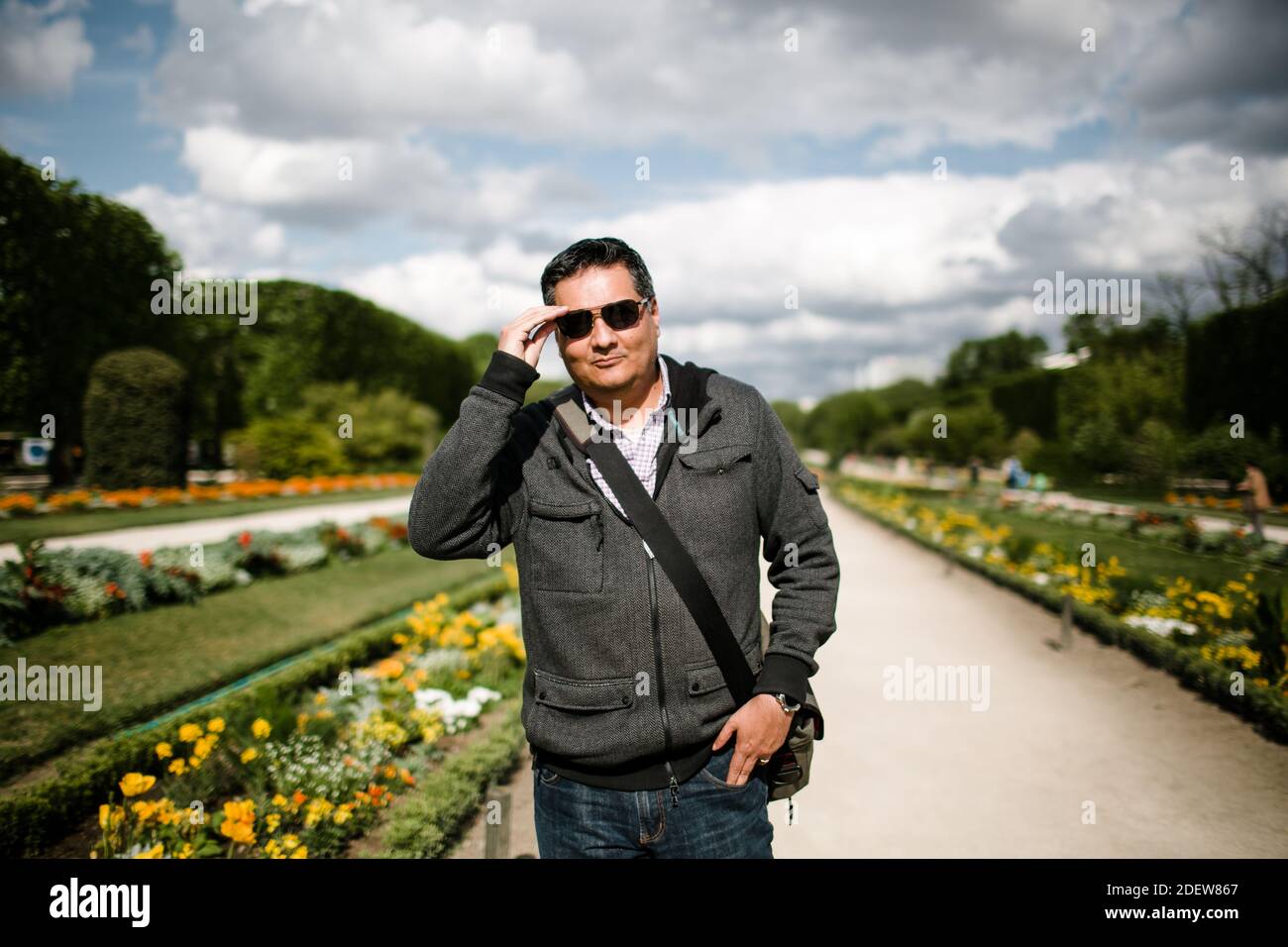 Homme debout dans le jardin sur Sunny DAT au Parc zoologique De Paris Banque D'Images