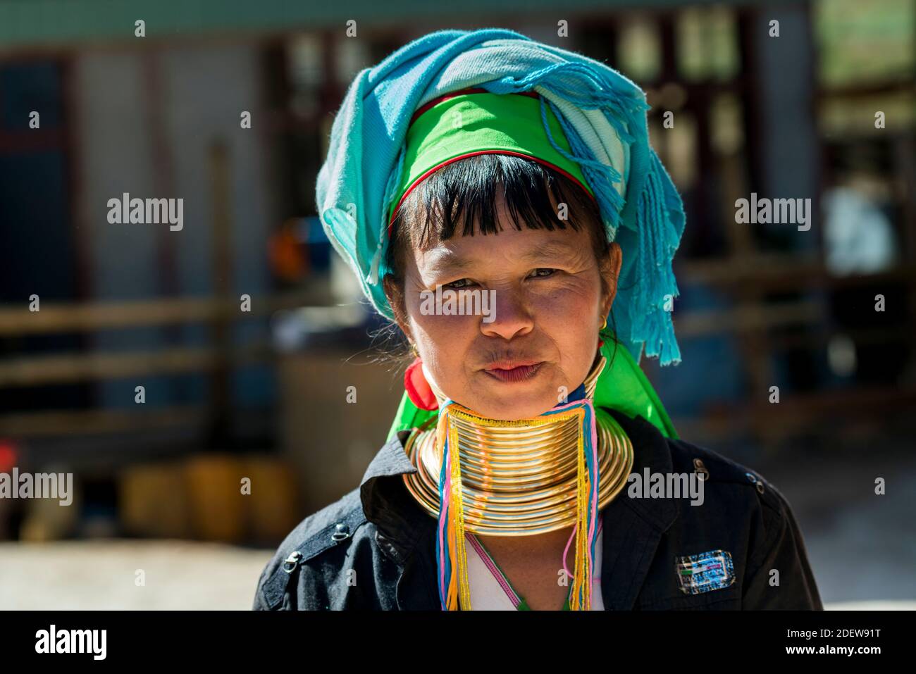 Femme birmane de la tribu Kayan (AKA Padaung, col long) regardant la caméra, près de Loikaw, Etat de Kayah, Myanmar Banque D'Images