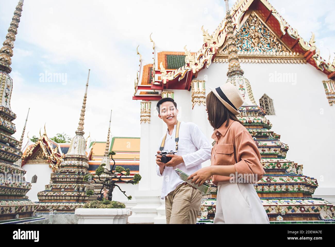 Jeune photographe asiatique touriste avec sa petite amie visitant le temple thaïlandais Wat Phra Chetuphon (Wat Pho), à Bangkok Thaïlande pendant les vacances d'été Banque D'Images