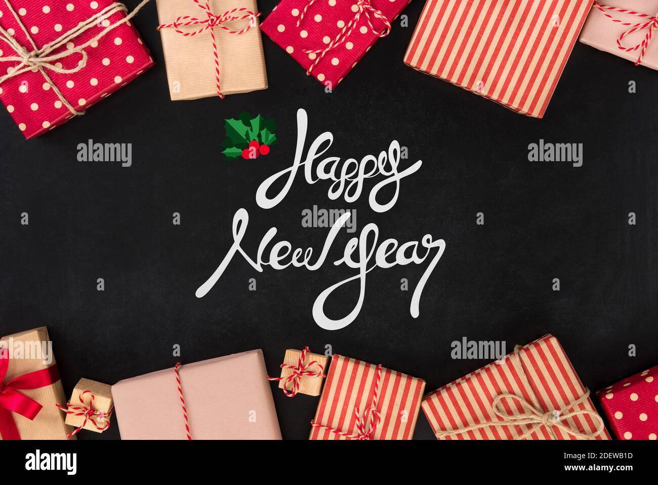 Texte de bonne année sur fond de tableau noir avec boîtes-cadeaux Banque D'Images