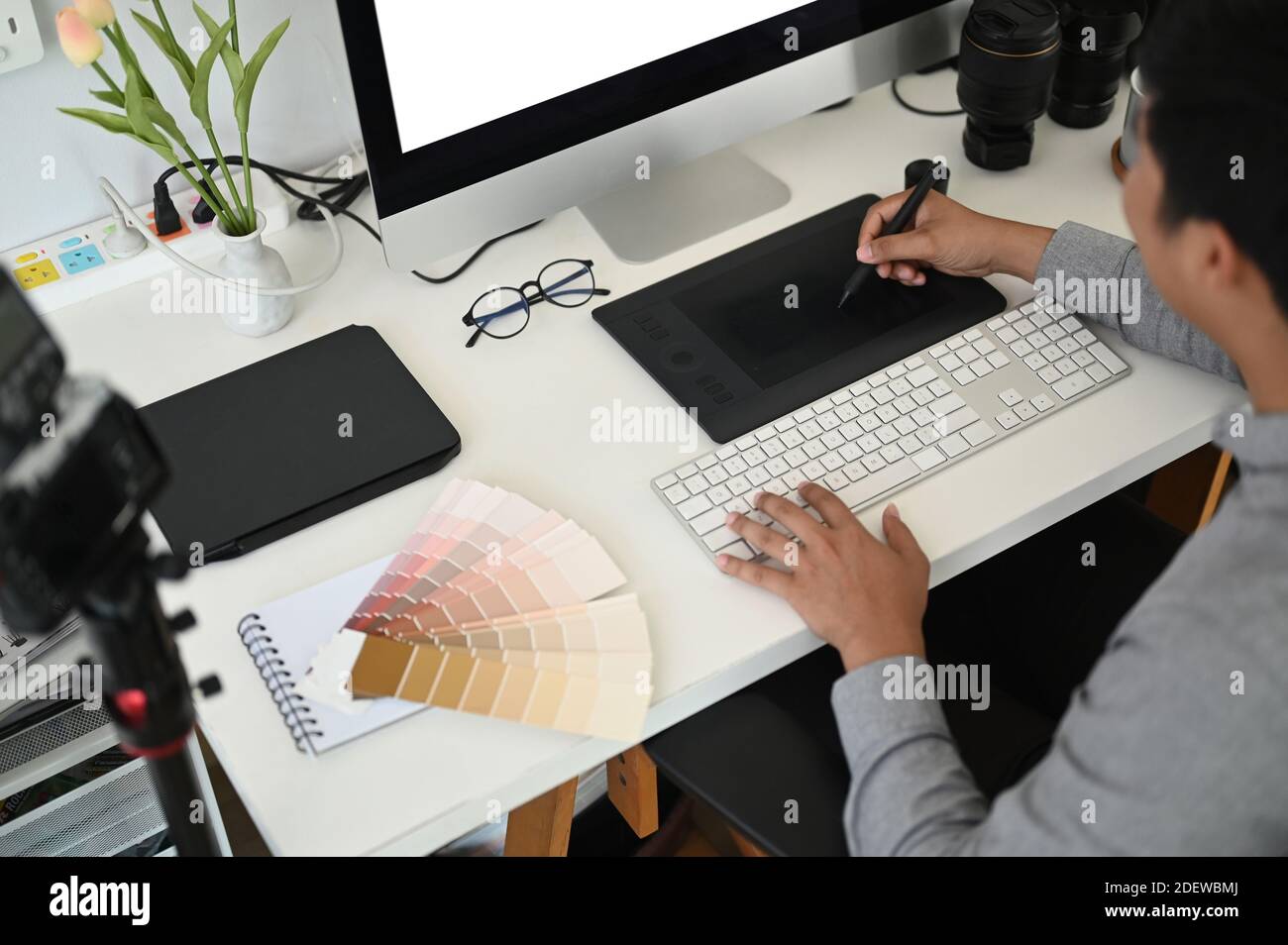 Photo rognée d'un graphiste masculin travaillant avec un écran interactif à  stylet, une tablette de dessin numérique et un stylet sur un ordinateur de  la station de travail Photo Stock - Alamy