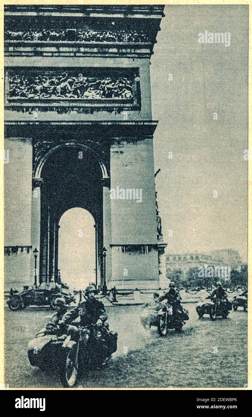 Les troupes allemandes contournent l'Arc de Triomphe à Paris. L'Allemagne nazie a envahi la France en 1940. Banque D'Images
