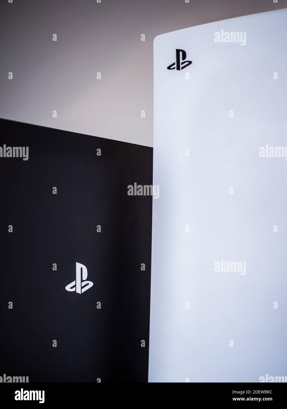 Consoles de jeux PlayStation 5 et PlayStation 4 Pro Banque D'Images