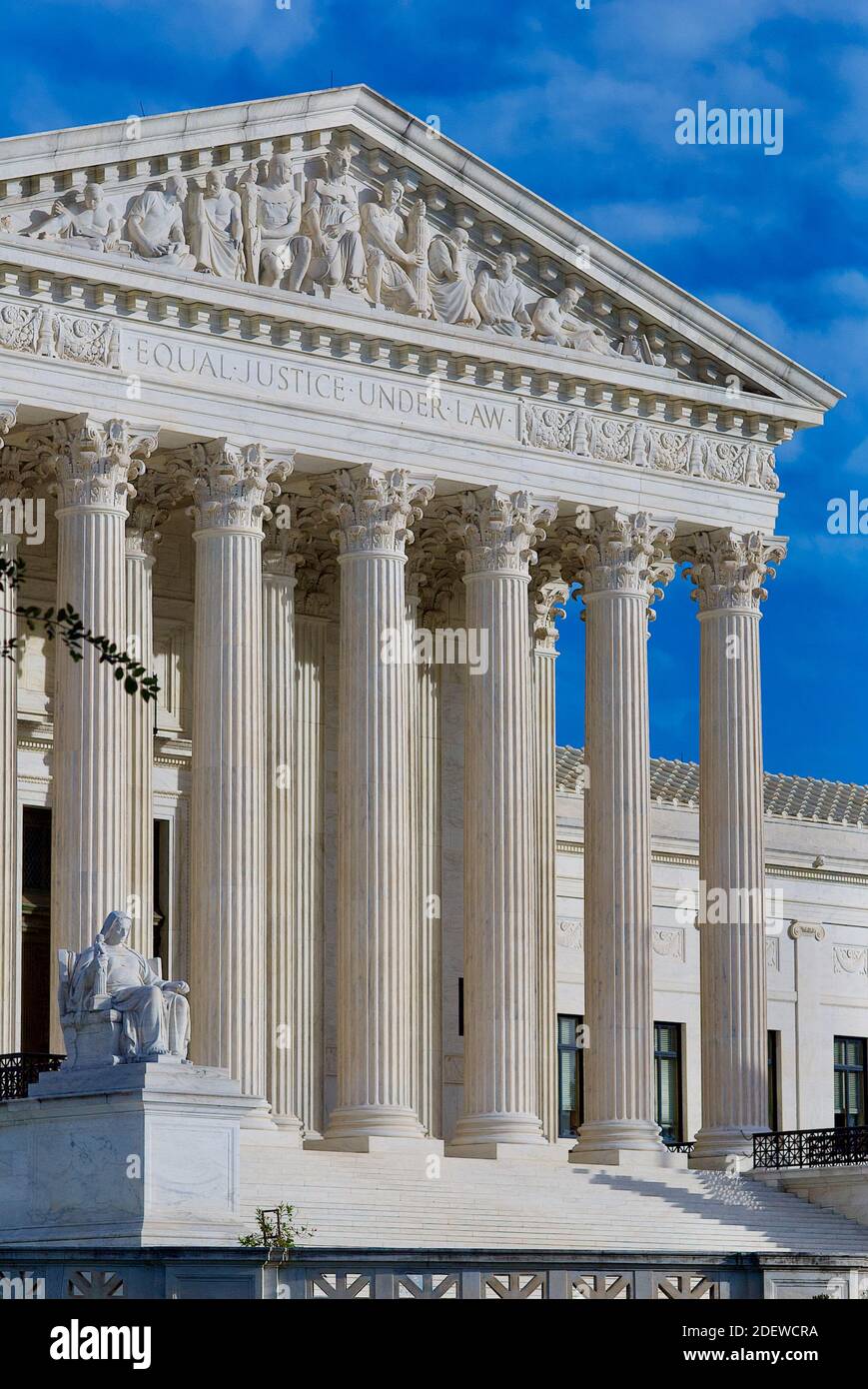 Washington, D.C. - 3 novembre 2020 : le soleil baigne l'édifice de la Cour suprême des États-Unis le jour de l'élection du président des États-Unis. Banque D'Images