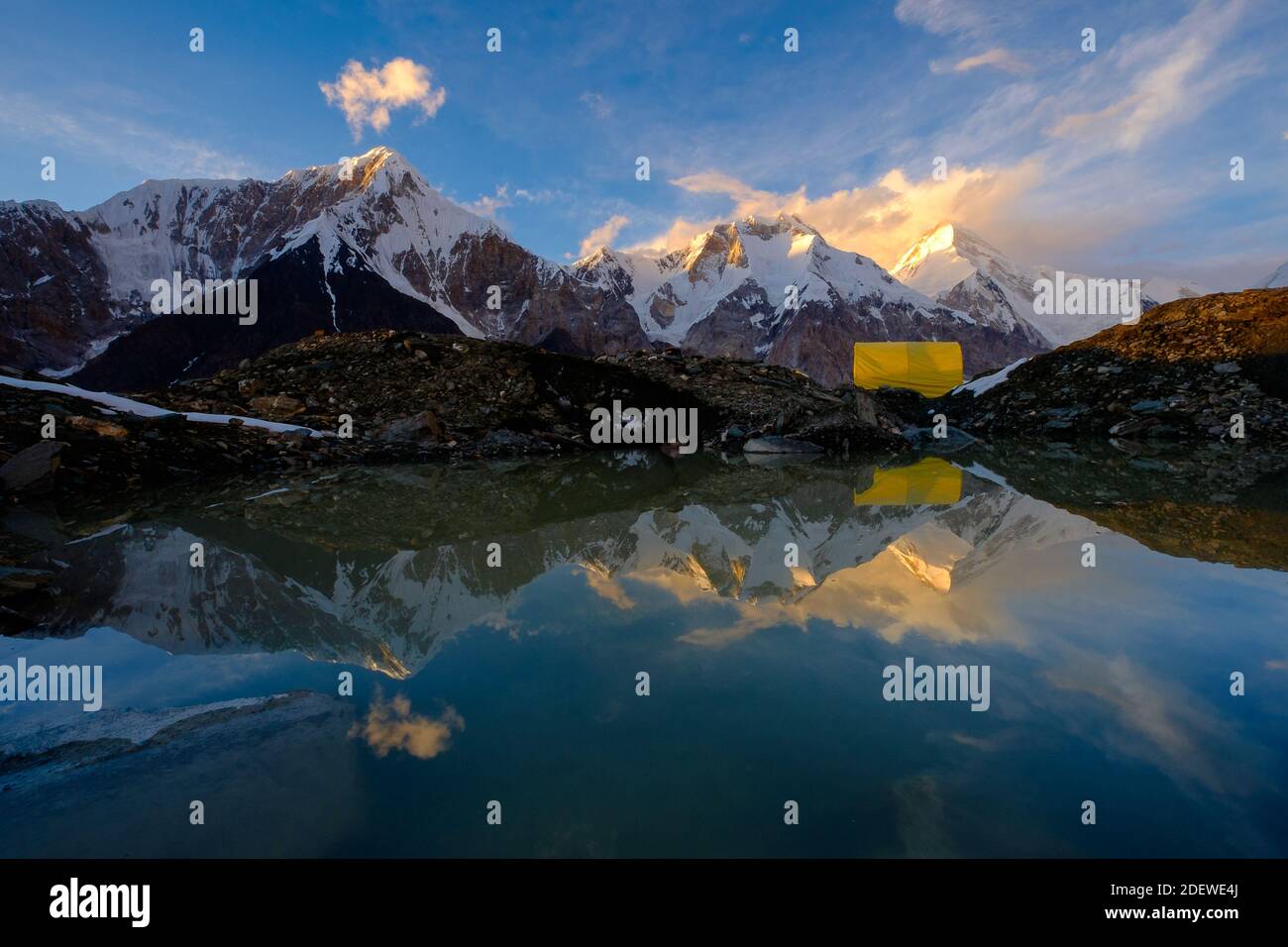 Khan Tengri montagne alias.Montagne de sang.Le pic le plus au monde de 7000m au nord.Vue depuis le camp de base d'Inylchek, Kirghizistan Banque D'Images