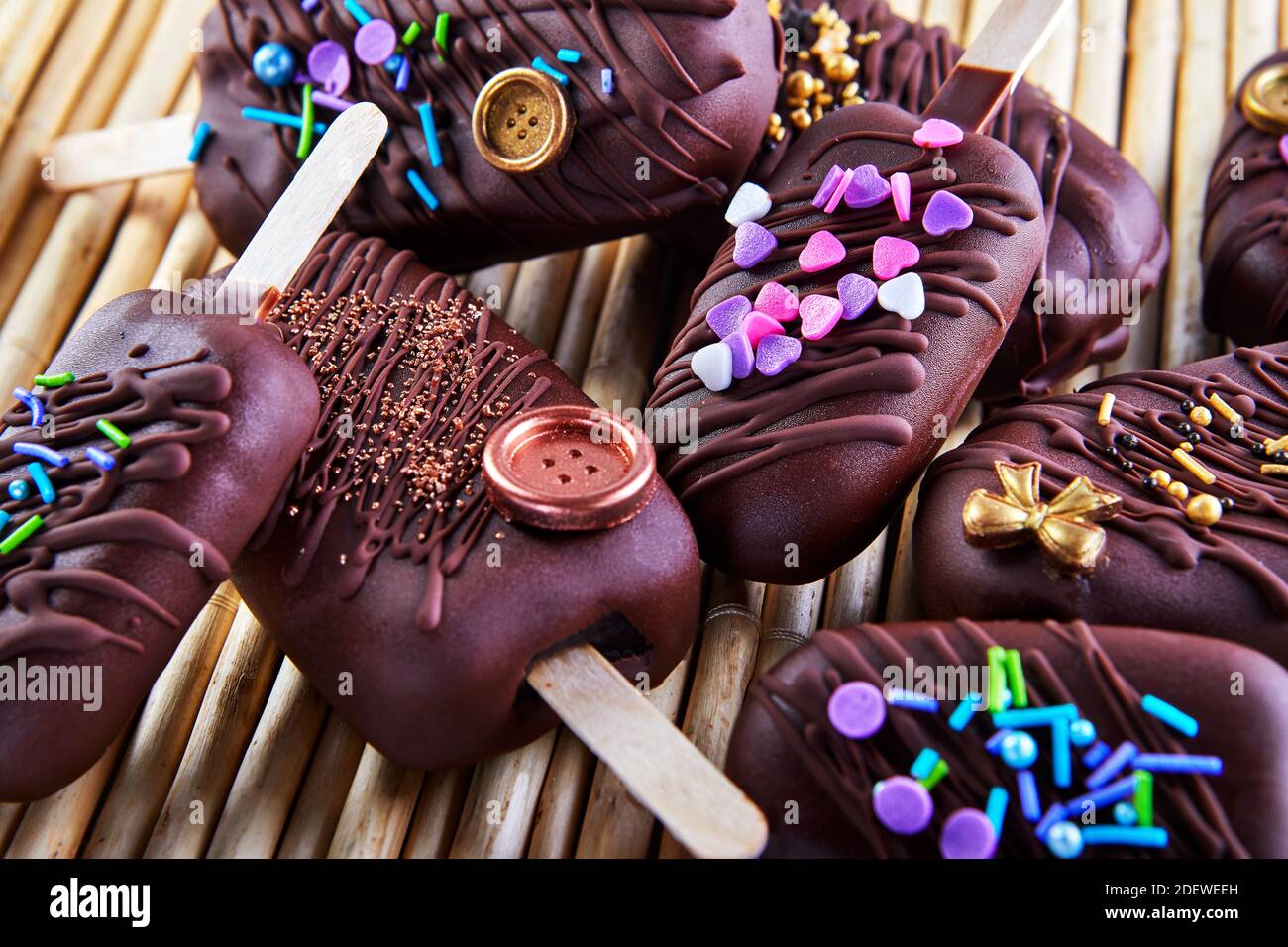 Fait Sortir Le Gateau Sous Forme De Glace Au Chocolat Avec Decoration Photo Stock Alamy