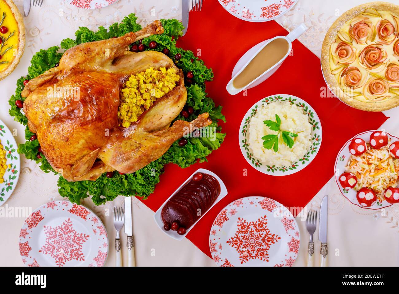 Repas de Noël et table avec motif flocons de neige. Plat du nouvel an. Banque D'Images