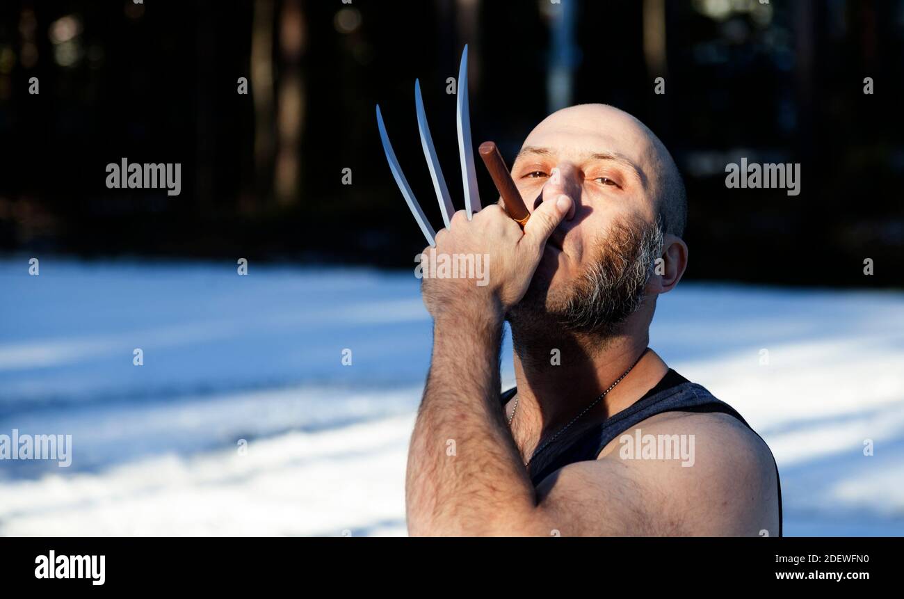 Umea, Norrland Suède - 23 octobre 2020 : le personnage de la bande dessinée célèbre avec un cigare dans les bois Banque D'Images