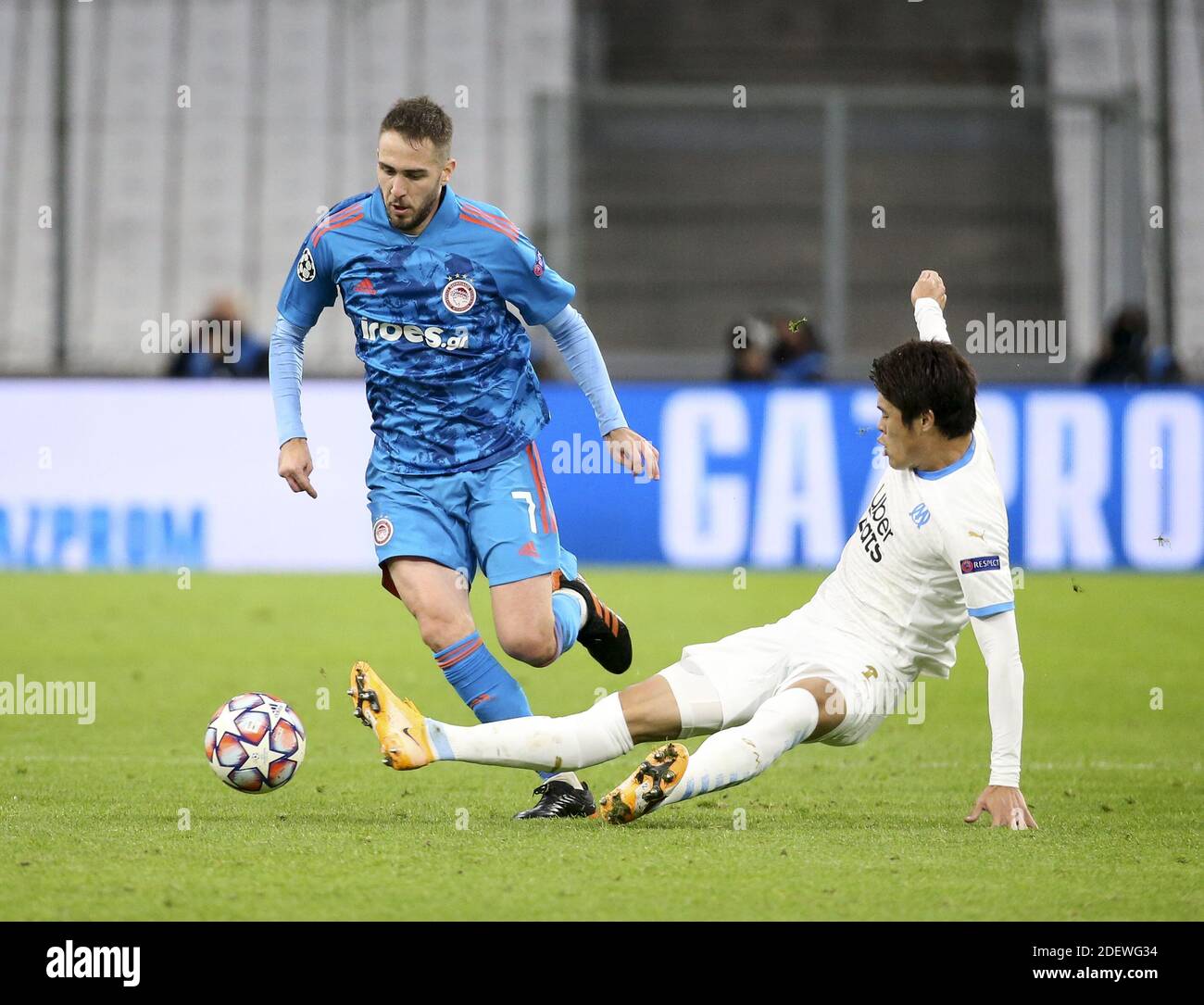 Marseille, France. 1er décembre 2020. Kostas Fortounis de Olympiacos, Hiroki Sakai de Marseille pendant la Ligue des champions de l'UEFA, le match de football du Groupe C entre l'Olympique de Marseille (OM) et l'Olympiacos FC (Olympiakos) le 1er décembre 2020 au Stade vélodrome de Marseille, France - photo Jean Catuffe / DPPI / LM crédit: Paola Benini/Alamy Live News Banque D'Images