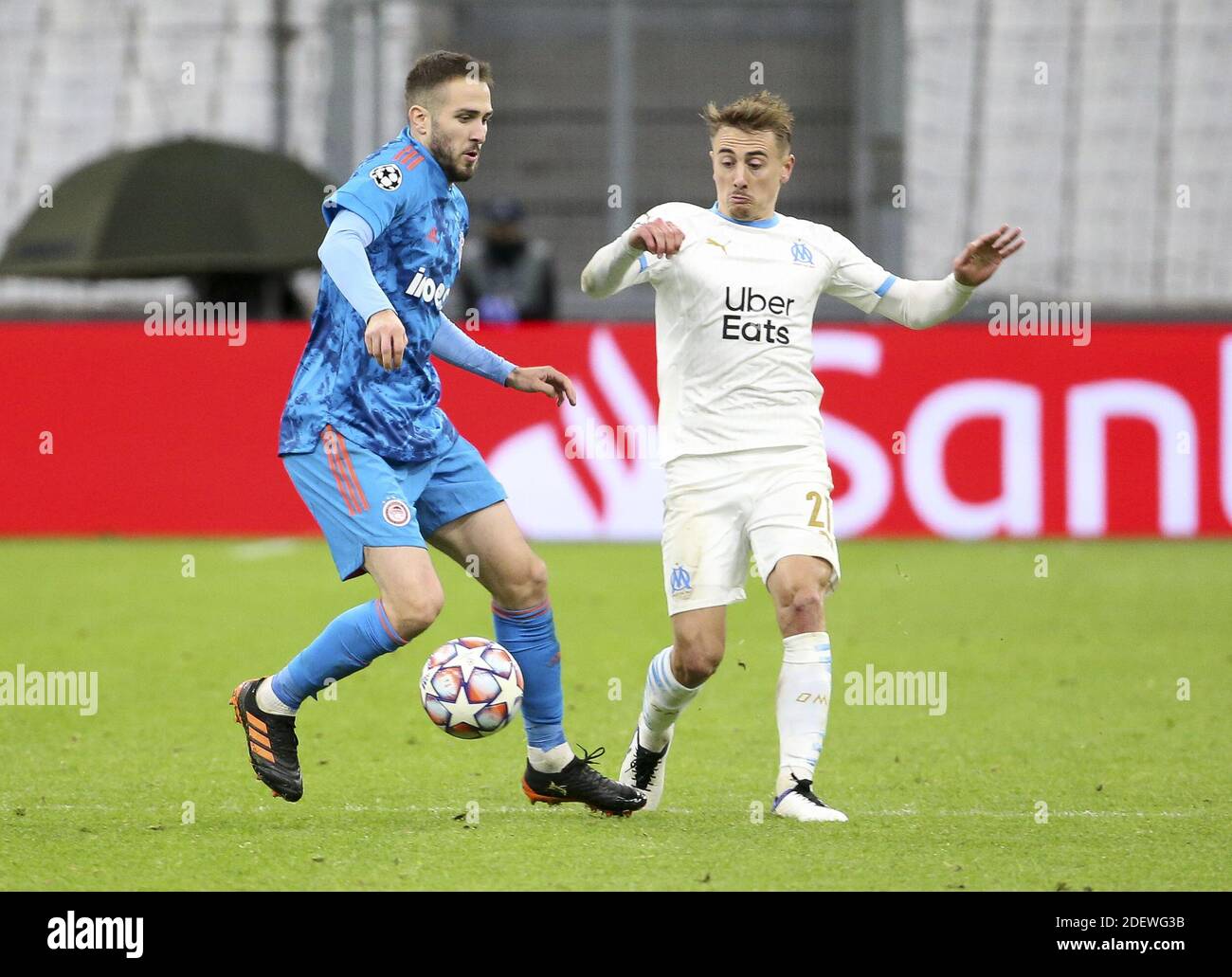 Marseille, France. 1er décembre 2020. Kostas Fortounis de Olympiacos, Valentin Rongier de Marseille lors de la Ligue des champions de l'UEFA, match de football du Groupe C entre l'Olympique de Marseille (OM) et l'Olympiacos FC (Olympiakos) le 1er décembre 2020 au Stade vélodrome de Marseille, France - photo Jean Catuffe / DPPI / LM crédit: Paola Benini / Alay Live News Banque D'Images