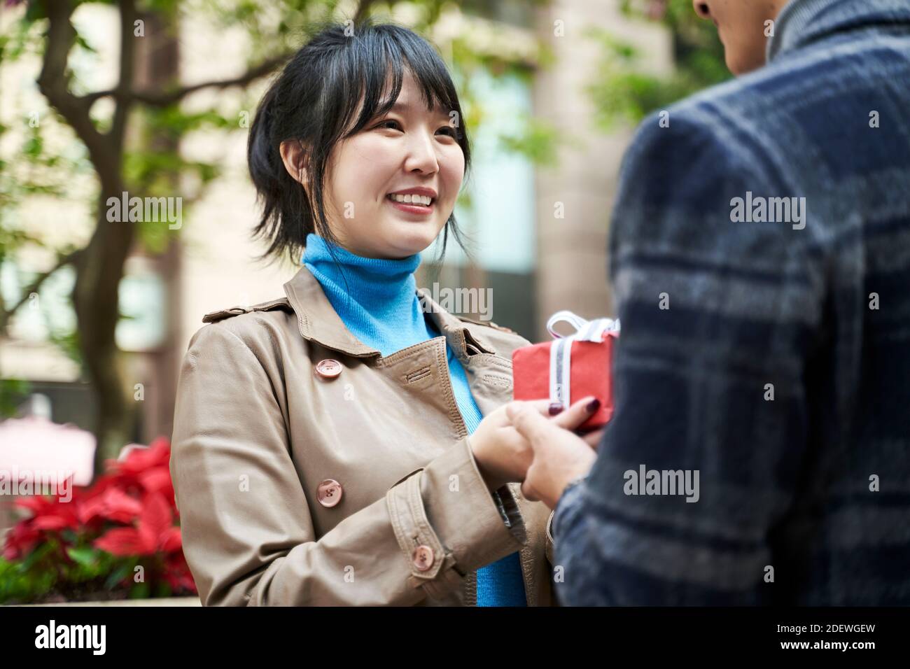 jeune femme asiatique recevant un cadeau de son petit ami Banque D'Images