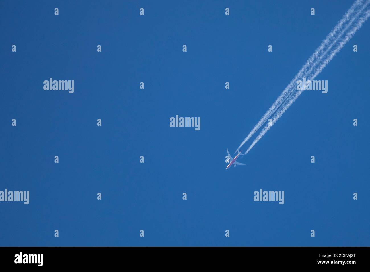 Contrailles / Jet Vapor Trail d'un avion sur le ciel. Banque D'Images