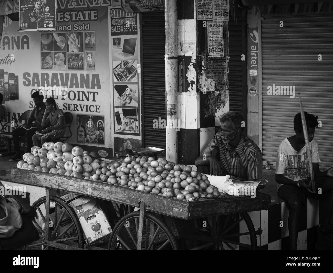 Un vendeur attend des clients dans une station de bus quelque part à Tamil Nadu, en Inde. Banque D'Images