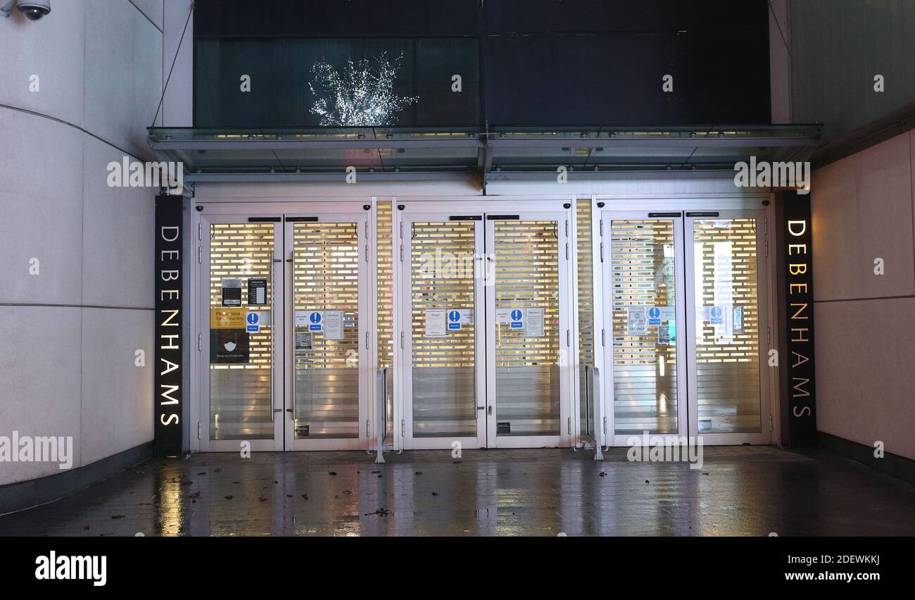 L'entrée d'une succursale de Debenhams dans le complexe commercial, résidentiel et de loisirs Liverpool ONE. Le magasin, qui fait partie d'une chaîne en cours de liquidation, rouvrira plus tard mercredi après la fin du deuxième confinement national et l'Angleterre a maintenant un système étagé renforcé de restrictions concernant les coronavirus. Banque D'Images