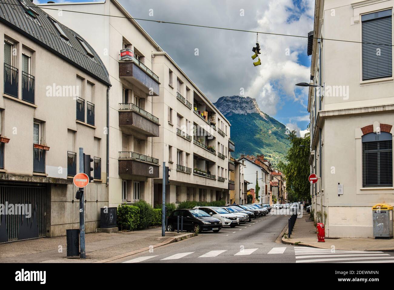 Rue française de Grenoble avec vue sur la montagne Banque D'Images