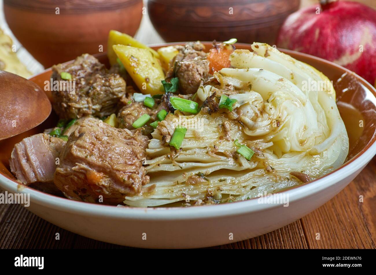 Ragout De Mouton Avec Divers Legumes Licki lonac - ragoût traditionnel de Primorje et de Lika, Croatie le ragoût  savoureux combine des morceaux de viande tels que le mouton, l'agneau ou le  bœuf avec divers légumes Photo Stock -