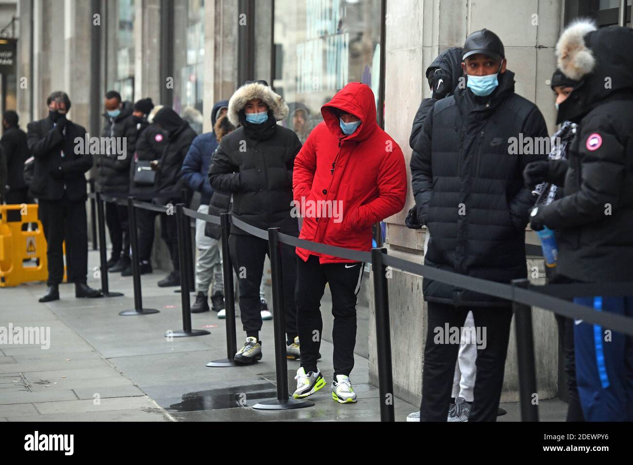 Les gens font la queue devant le magasin Nike Town d'Oxford Circus,  Londres, car les magasins non essentiels en Angleterre ouvrent leurs portes  à leurs clients pour la première fois après la