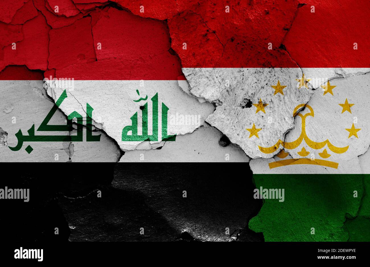 Drapeaux de l'Irak et du Tadjikistan peints sur un mur fissuré Banque D'Images