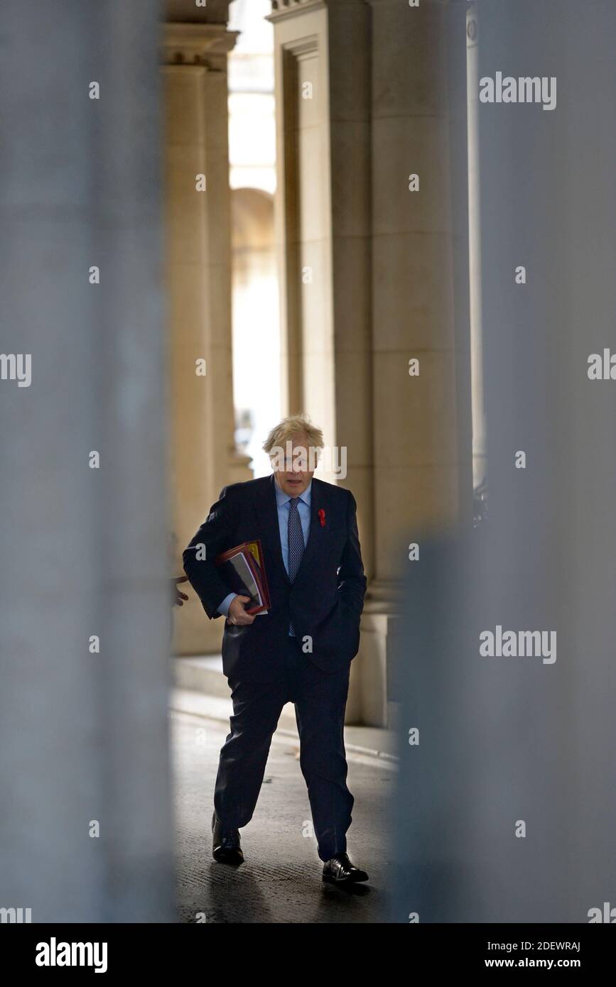 Le Premier ministre britannique Boris Johnson revient à Downing Street après une réunion du Cabinet au Foreign Office. 1er décembre 2020 Banque D'Images