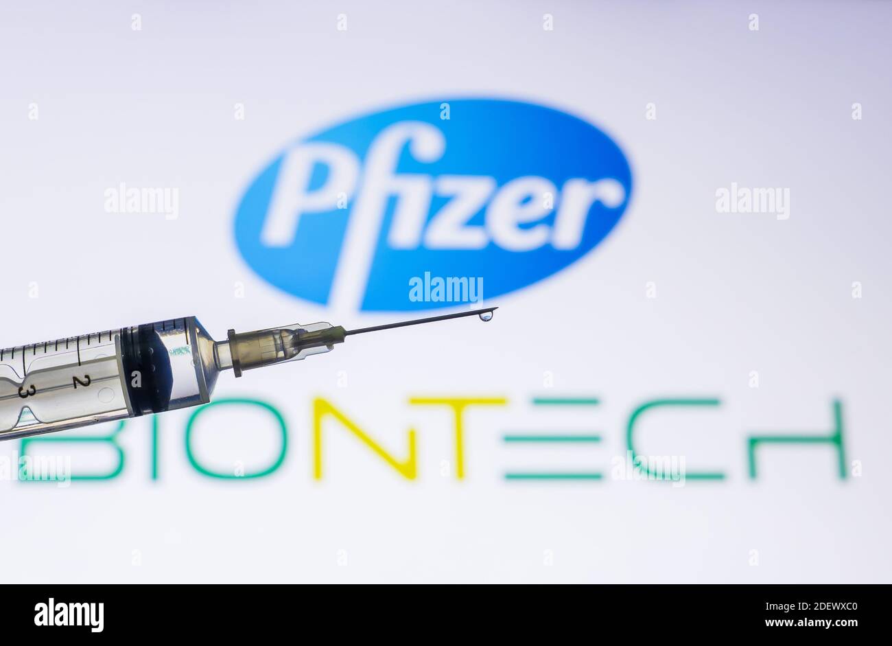 Katmandou, Népal - décembre 02 2020 : concept de vaccin COVID-19. Seringue pleine de dose de vaccin devant le logo BioNTech de Pfizer. Le vaccin Pfizer devient fi Banque D'Images
