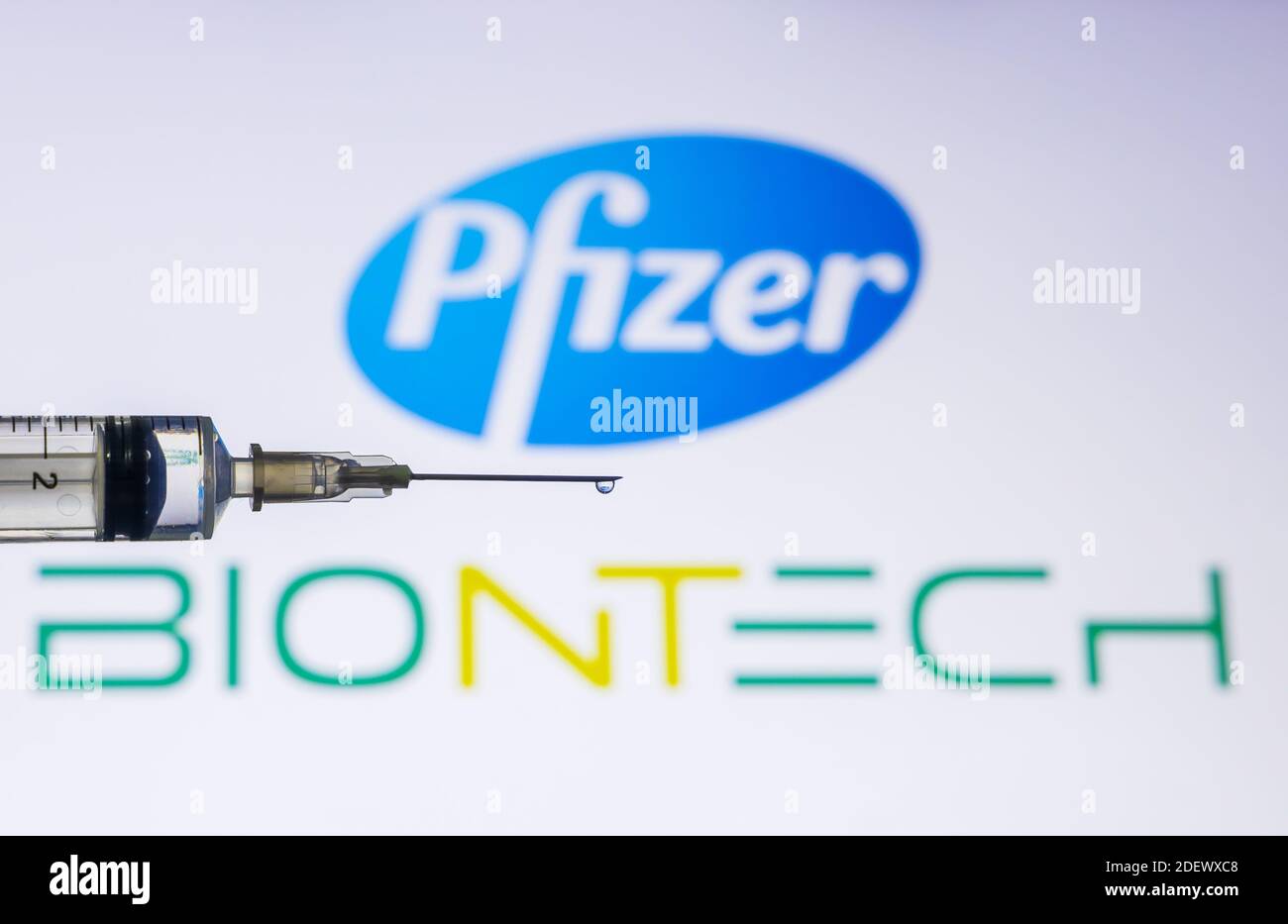 Katmandou, Népal - décembre 02 2020 : concept de vaccin COVID-19. Seringue pleine de dose de vaccin devant le logo BioNTech de Pfizer. Le vaccin Pfizer devient fi Banque D'Images