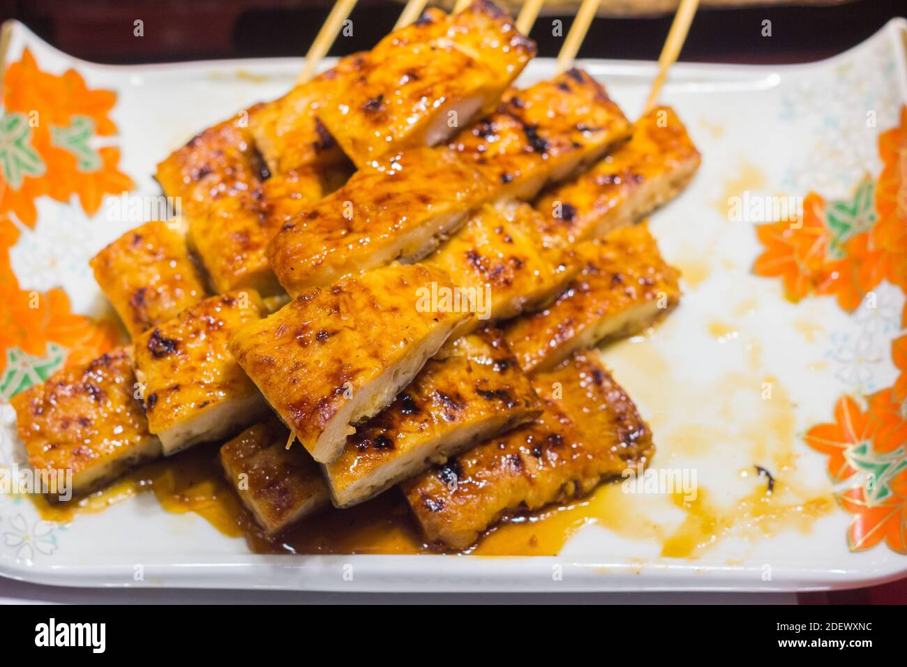 Cuisine de rue japonaise au marché Nishiki à Kyoto, Japon Banque D'Images