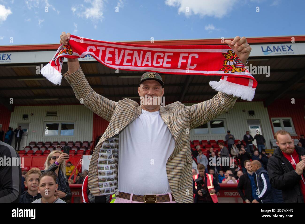 Le boxeur Tyson Fury est doté d'un foulard de football ultra-doux de Stevenage football Club Banque D'Images