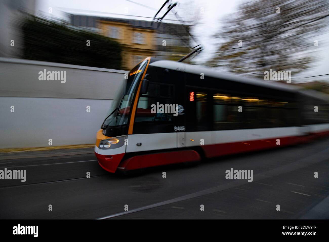 Tram Skoda 15T sur la ligne 3, Prague, République Tchèque, 12 novembre 2020. (Photo CTK/Martin Macak Gregor) Banque D'Images