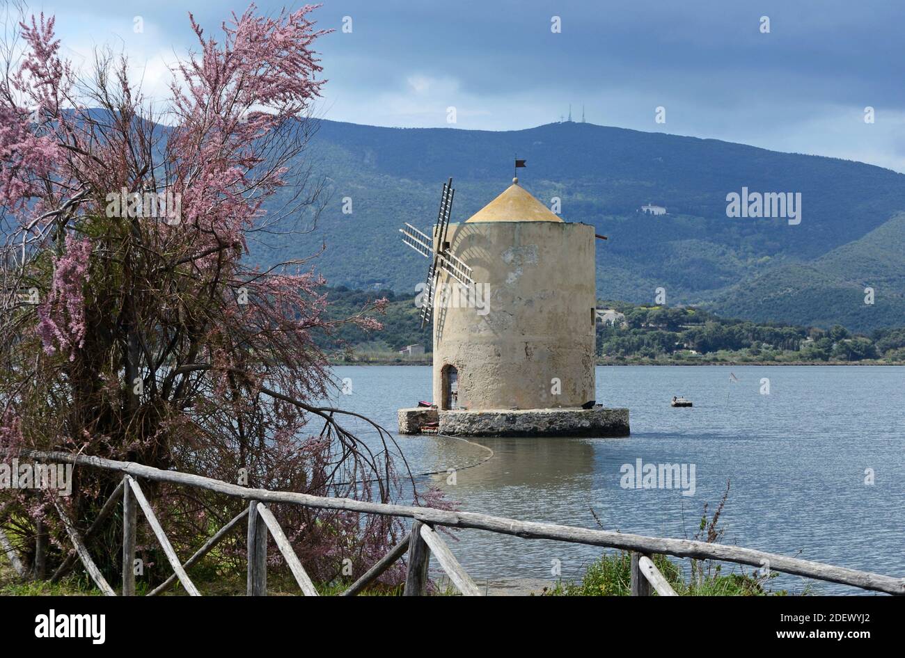 Ancien moulin à vent espagnol dans la lagune Orbetello sur la péninsule Argentario, en Toscane, par une journée nuageux Banque D'Images